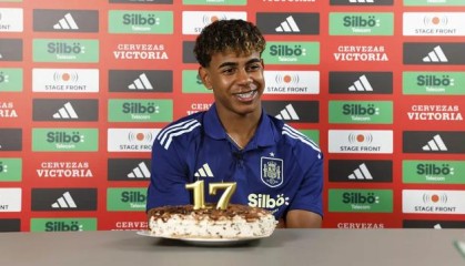 开云体育-亚马尔17岁生日：姆巴佩要我球衣，我不会成为梅西