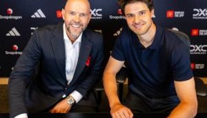 开云平台-还以为...曼联新门将拉门斯与经纪人合影，评论区：滕哈赫2.0