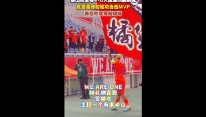 有求必应！克雷桑赛后与球迷完成“WE ARE ONE”，满足签名要求
