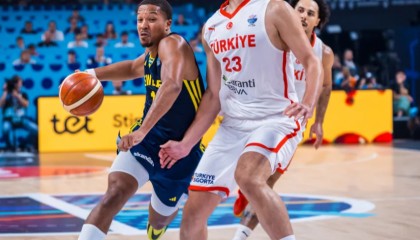 连续6场全场最佳！决胜时刻1人统治攻防 申京24+16+6引休媒大赞