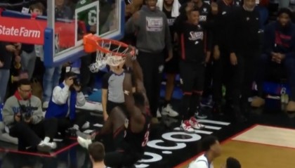 神兵天降！马克西三分不中 博纳一飞冲天双手暴力补扣追平比分