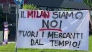开云平台-AC米兰球迷拉横幅抗议：米兰是属于我们的，外来的商人离开！
